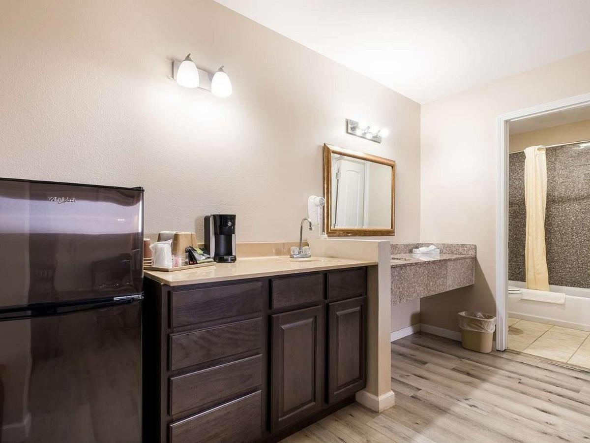 Americas Best Value Inn Refugio Екстериор снимка
